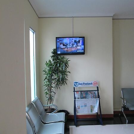 Green Leaf Inn Pontianak Exterior photo