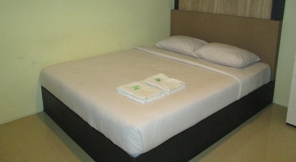 Green Leaf Inn Pontianak Exterior photo